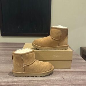 UGG classic mini II toddlers 12 BL